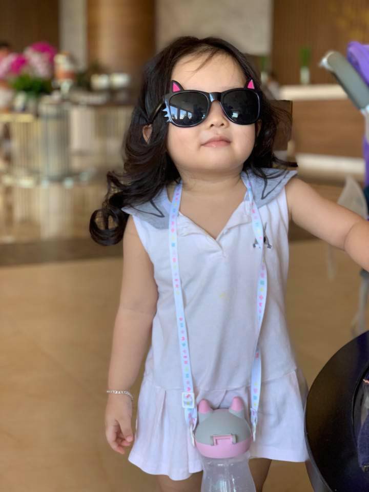 Bé 2 tuổi với 1001 tư thế tập yoga khiến dân mạng phì cười vì quá đáng yêu-9