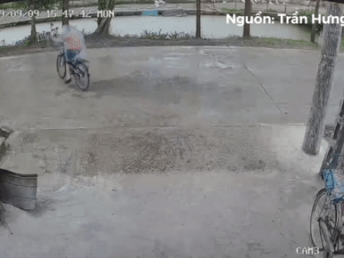 Ôtô tông văng bé trai sang đường rồi bỏ chạy