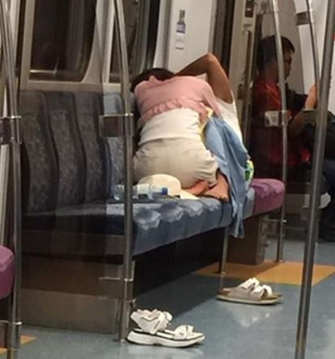 Cặp đôi thản nhiên đóng phim tình cảm trên tàu điện ngầm đông người nhưng cư dân mạng lại bày tỏ phản ứng không ngờ-2