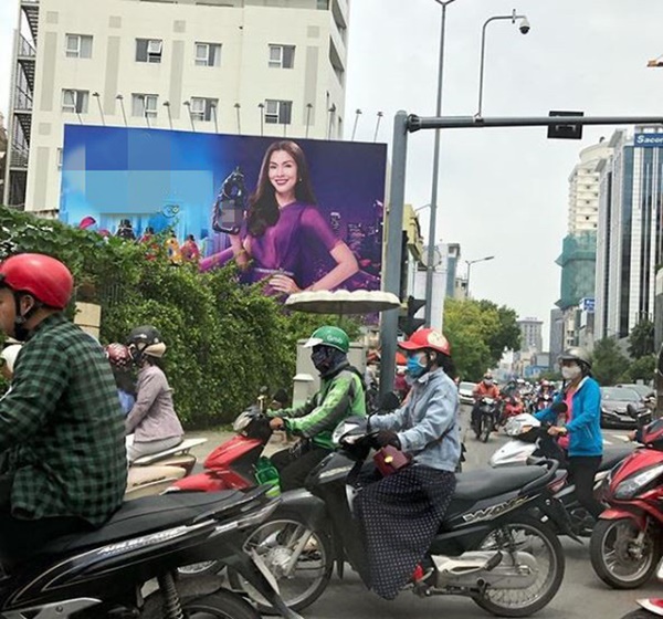 Louis phấn khích khi thấy vợ trên quảng cáo, Hà Tăng có phản ứng gây chú ý sau dòng chia sẻ đầy tâm trạng-1