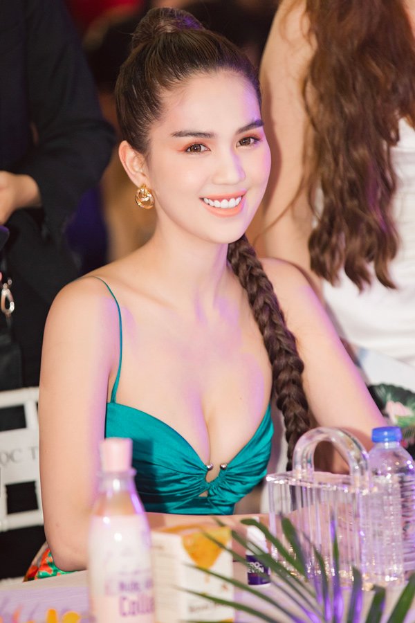 Hết dùng hoa làm nội y, Ngọc Trinh lại khiến dân tình dậy sóng vì diện bikini siêu nhỏ-9