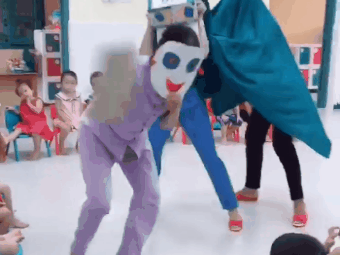 Team cô giáo mầm non đội thùng sữa múa lân và biểu cảm hài hước của lũ nhóc-1