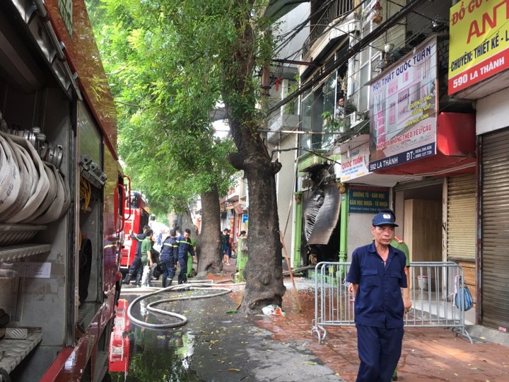 Hà Nội: Cháy cửa hàng trên phố Đê La Thành, hàng chục người nhảy xuống mái tôn nhà hàng xóm để thoát thân-1