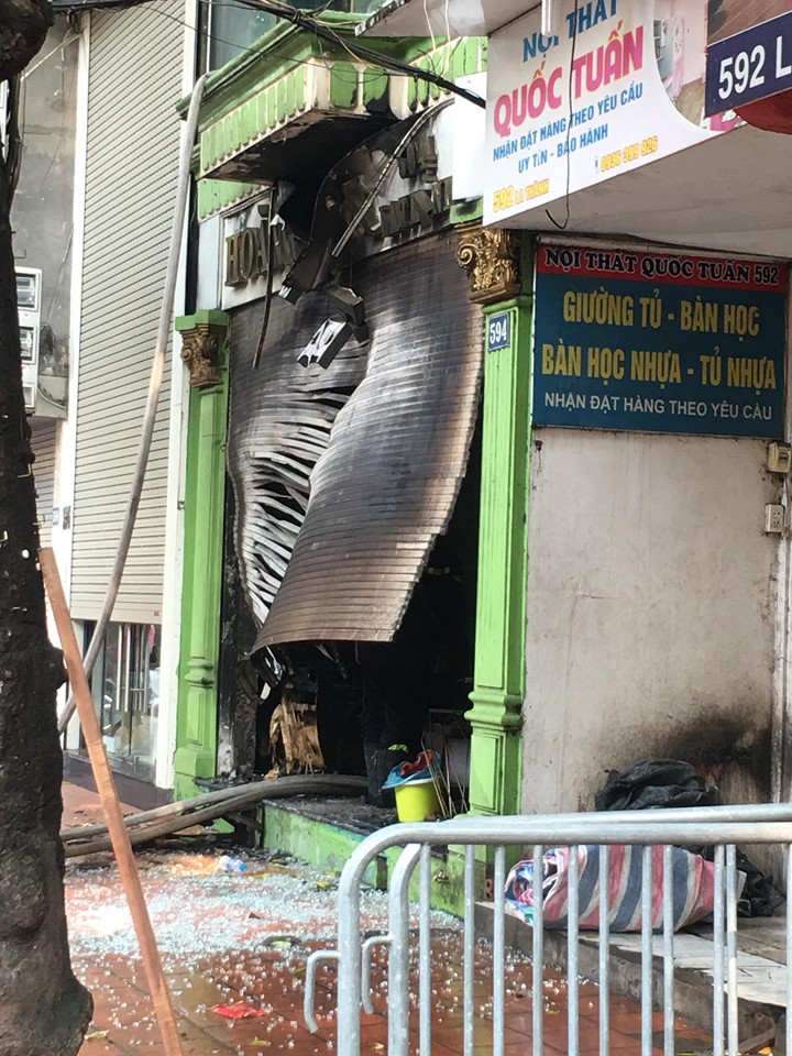 Hà Nội: Cháy cửa hàng trên phố Đê La Thành, hàng chục người nhảy xuống mái tôn nhà hàng xóm để thoát thân-2