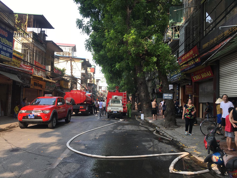 Hà Nội: Cháy cửa hàng trên phố Đê La Thành, hàng chục người nhảy xuống mái tôn nhà hàng xóm để thoát thân-3