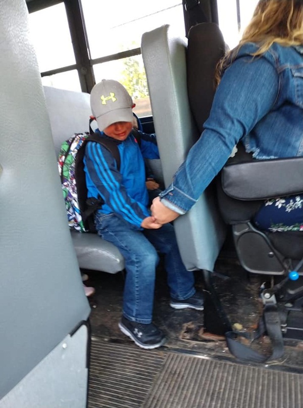 Bức ảnh chụp bé trai khóc sướt mướt ngày đầu tiên đi học và hành động của nữ tài xế được dân mạng lẫn cảnh sát khen ngợi hết lời-1