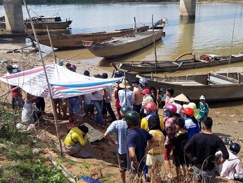Tìm thấy thi thể bé gái trong vụ vợ chồng trẻ ôm con nhỏ nhảy sông Thạch Hãn