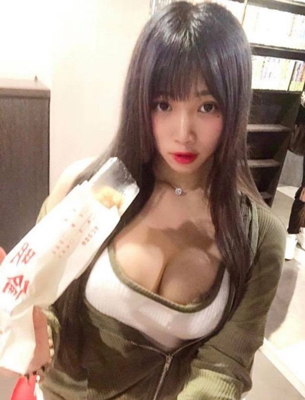 Chỉ ngồi bán thịt nướng, cô gái cũng khiến dân tình náo loạn vì vòng một ngồn ngộn-2