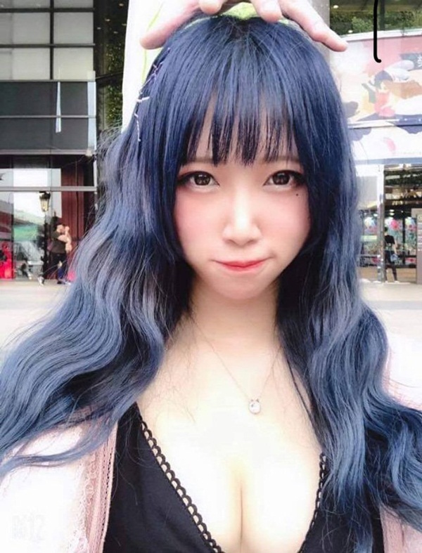 Chỉ ngồi bán thịt nướng, cô gái cũng khiến dân tình náo loạn vì vòng một ngồn ngộn-3