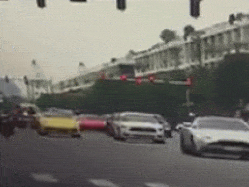 Xe máy ngã trước đầu ôtô, may mắn thoát chết-1