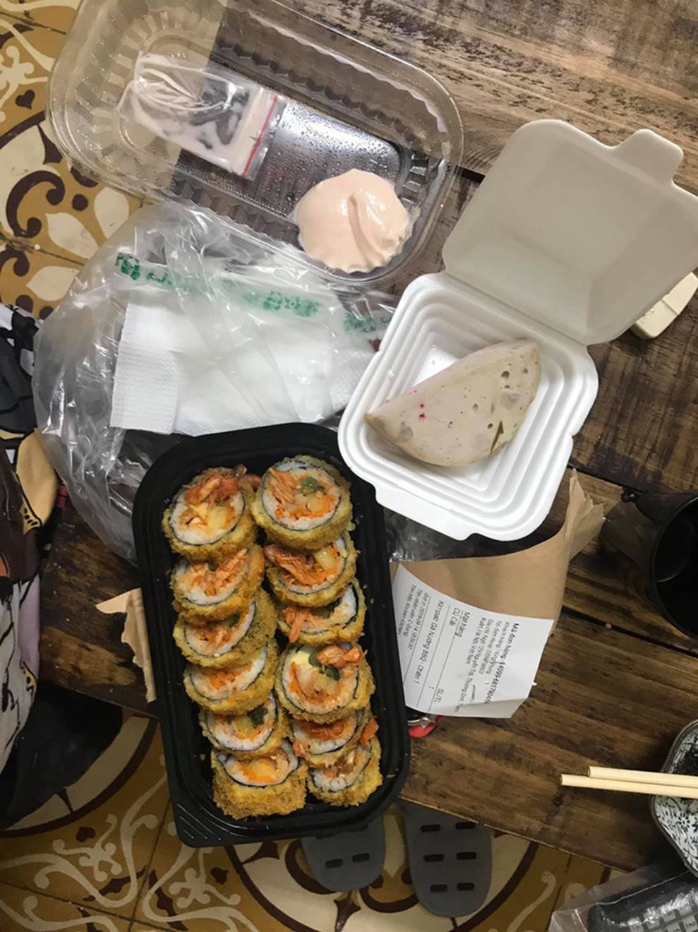 Gọi đồ Hàn trên mạng, cô nàng miệng tuy cười nhưng trong lòng hết muốn ăn khi nhận về miếng giò LỘC-2