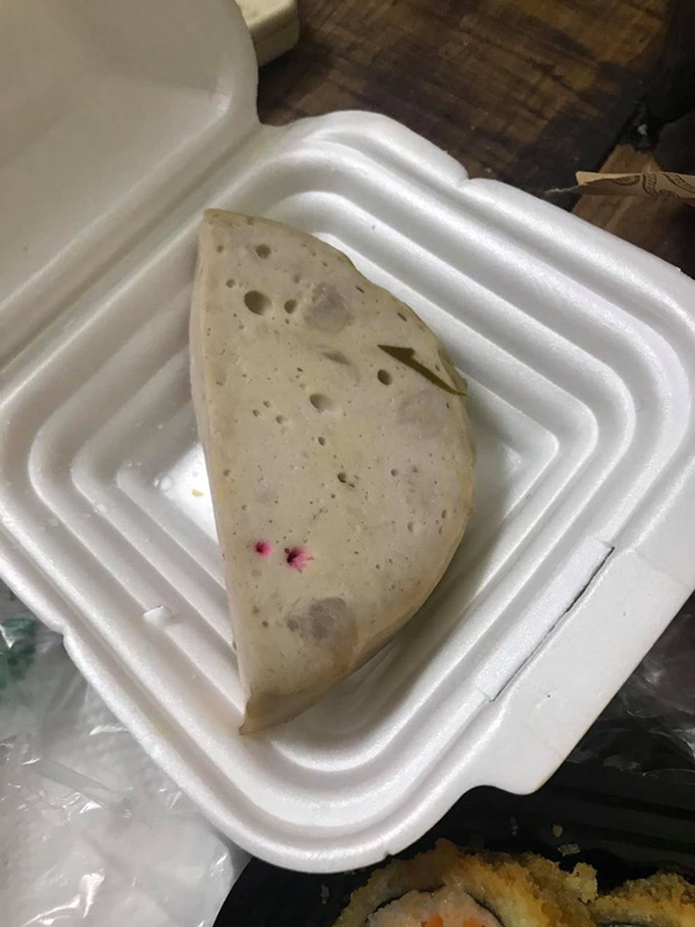 Gọi đồ Hàn trên mạng, cô nàng miệng tuy cười nhưng trong lòng hết muốn ăn khi nhận về miếng giò LỘC-3