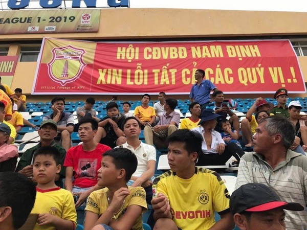 Sau thảm họa pháo sáng, Nam Định mang niềm vui đến cho Hà Nội FC theo cách đặc biệt-1