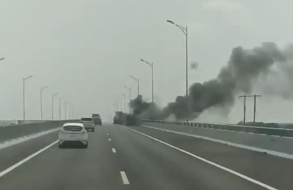 Xe tải đang chạy bỗng cháy ngùn ngụt trên cao tốc Hạ Long - Hải Phòng-2