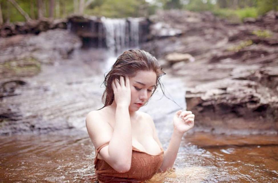 Chỉ bán bánh nướng ven đường, cô gái cũng nổi tiếng vì quá nóng bỏng-8