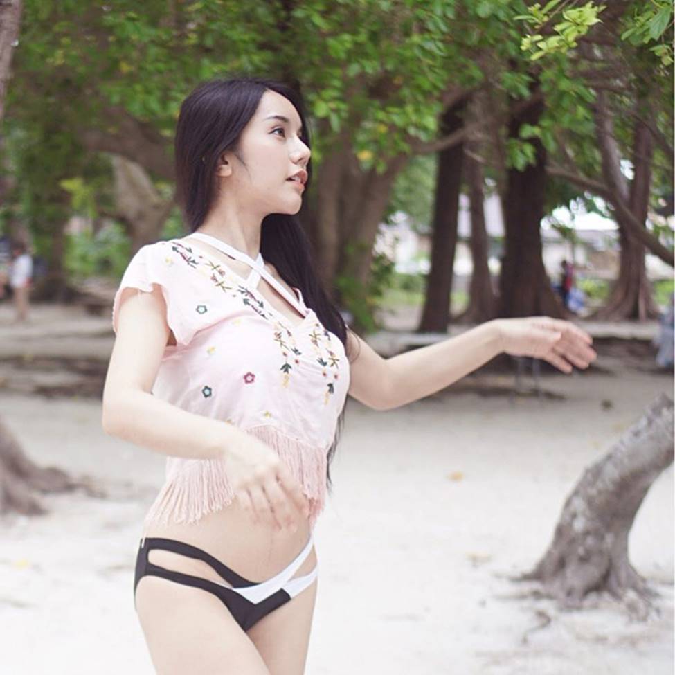 Chỉ bán bánh nướng ven đường, cô gái cũng nổi tiếng vì quá nóng bỏng-17