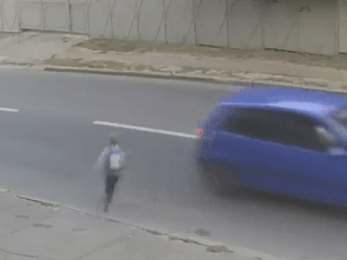 Cậu bé bị ôtô hất tung 5 m nhưng vẫn có thể đứng lên đi tìm giày