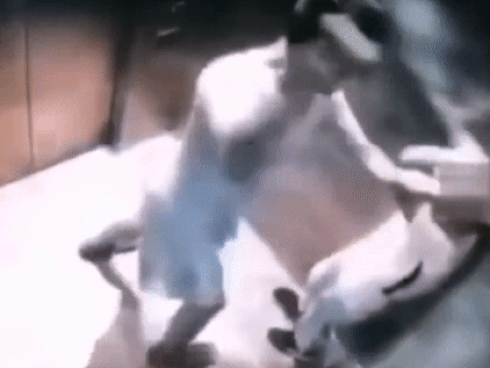 Ngao ngán cảnh 2 mẹ con lao vào đấm đá nhau túi bụi như kẻ thù, đám đông can ngăn cỡ nào cũng không được-2