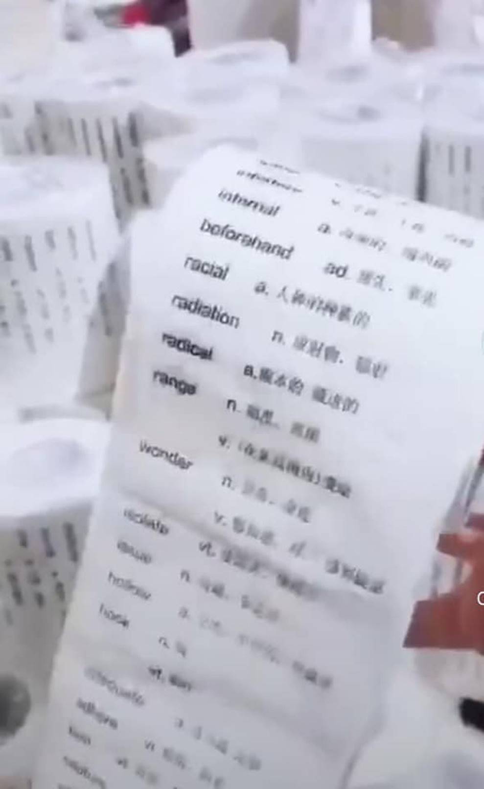 Xuất hiện cuộn giấy vệ sinh in từ vựng tiếng Anh, dân mạng bình luận không dám đi giải quyết vì sợ mất kiến thức-4
