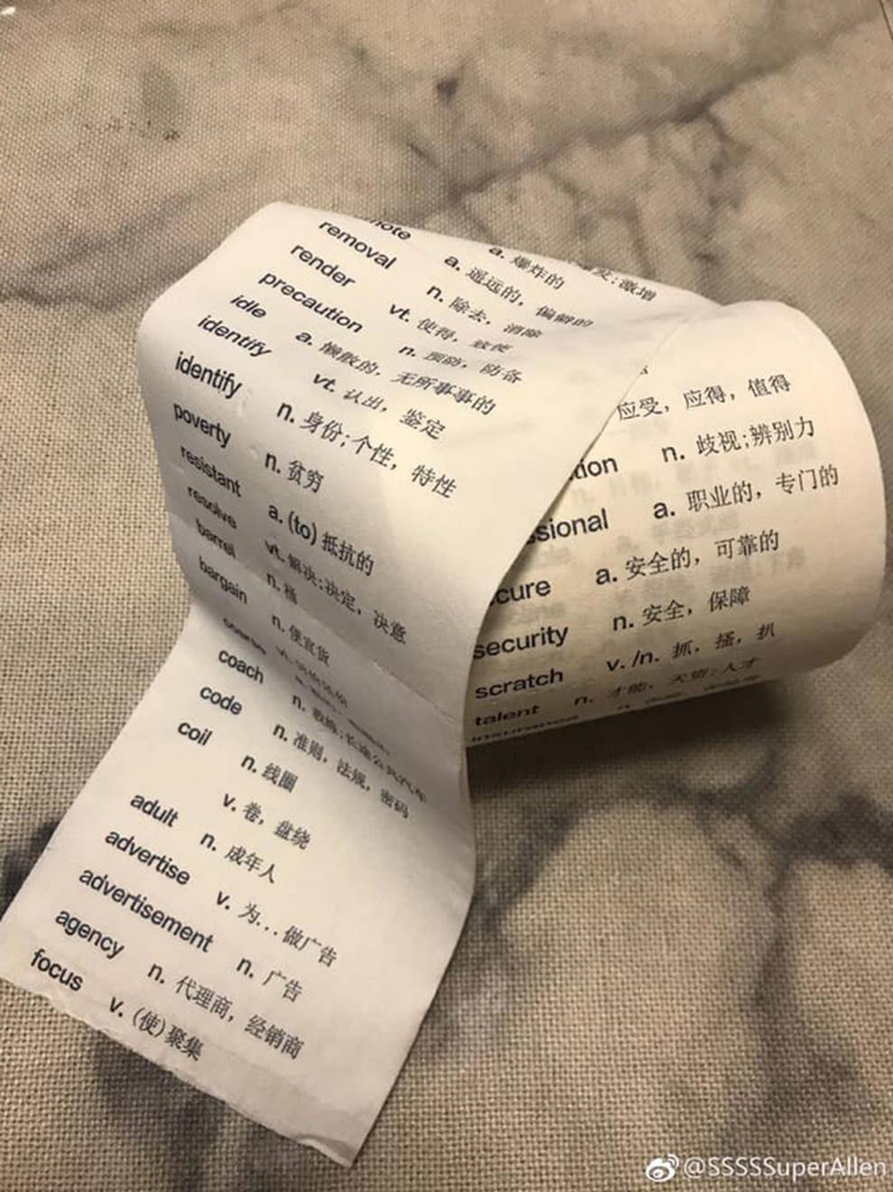 Xuất hiện cuộn giấy vệ sinh in từ vựng tiếng Anh, dân mạng bình luận không dám đi giải quyết vì sợ mất kiến thức-5