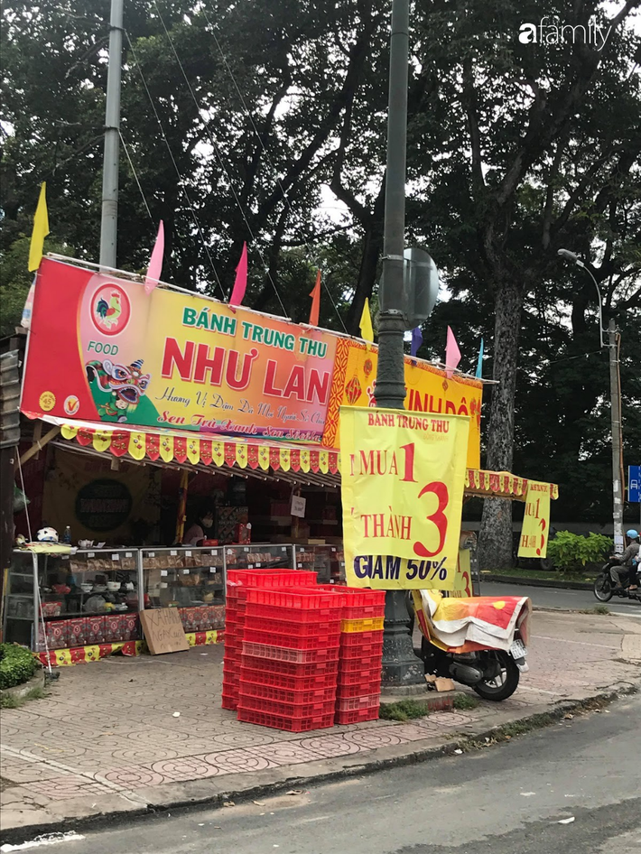 Sài Gòn: Mua bánh Trung thu cuối mùa với ưu đãi mua 1 tặng 3, mua 1 thành 4, liệu khách hàng lời hay rơi vào bẫy?-1