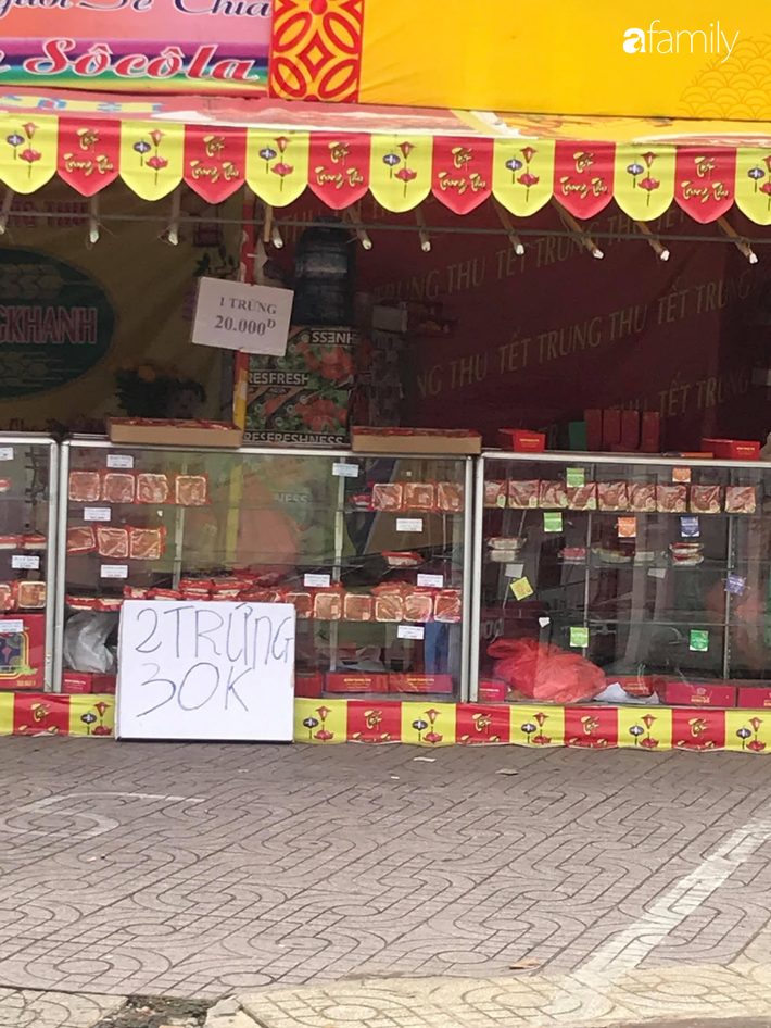 Sài Gòn: Mua bánh Trung thu cuối mùa với ưu đãi mua 1 tặng 3, mua 1 thành 4, liệu khách hàng lời hay rơi vào bẫy?-6