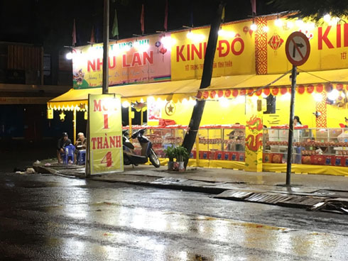 Một tuần sau Rằm tháng 8, người Hà Nội vẫn đội mưa mua bánh trung thu đại hạ giá-16