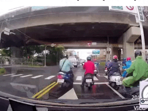 Clip : Xe tải lao thẳng vào đoàn người dừng đèn đỏ và cái kết đầy cà khịa”-1