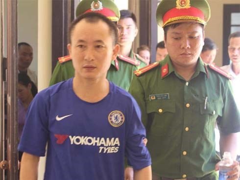 Hai ông bố cãi nhau, 1 ông mất con, 1 ông nhìn con vô tù