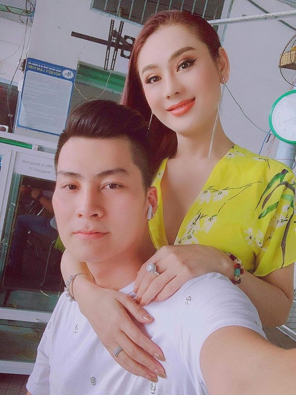 Đăng hình ảnh đón Trung thu, Lâm Khánh Chi để lộ mối quan hệ với bố mẹ chồng-1