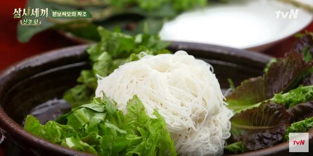 Show nấu ăn cực phẩm Three Meals A Day” dành hẳn một tập để nấu bún thịt nướng, fan thích thú kêu gọi: Về Việt Nam làm dâu đi mấy chị ơi!-4