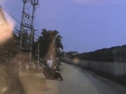 Đột ngột ngã giữa đường, người đàn ông không thể đứng dậy vì chiếc áo mưa oan trái-1