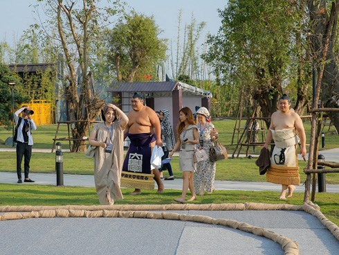 Hai đại võ sĩ sumo nổi tiếng Nhật Bản bất ngờ xuất hiện ở Việt Nam