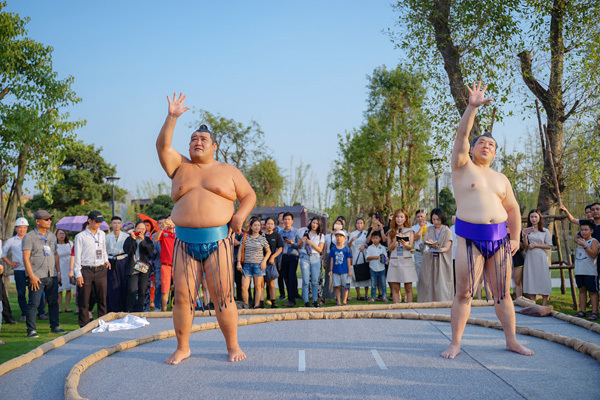 Hai đại võ sĩ sumo nổi tiếng Nhật Bản bất ngờ xuất hiện ở Việt Nam-3