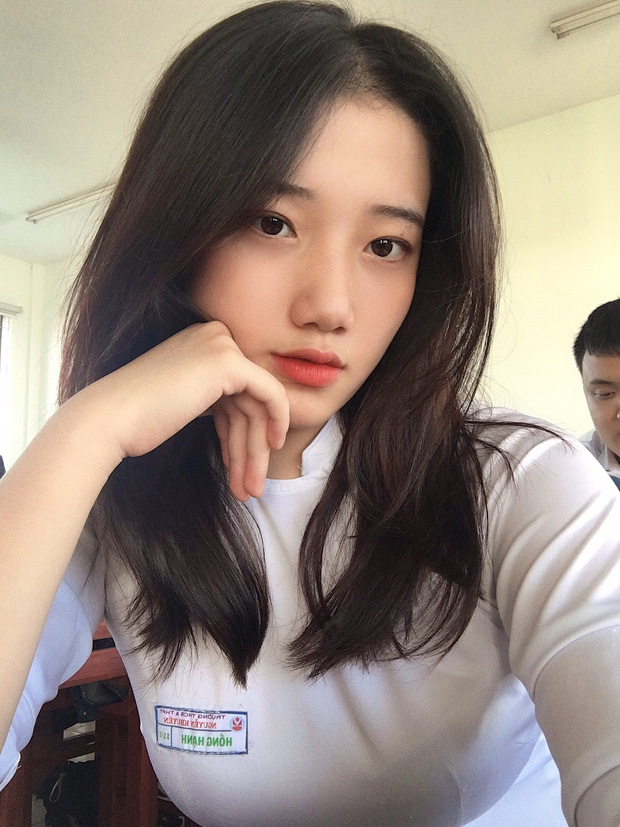 Hotgirl áo dài Đà Nẵng gây sốt bởi góc nghiêng cực giống Suzy, sở hữu hơn 12k follow Instagram và hàng chục clip triệu view-1