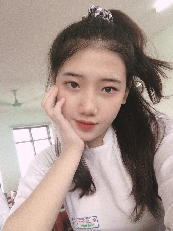 Hotgirl áo dài Đà Nẵng gây sốt bởi góc nghiêng cực giống Suzy, sở hữu hơn 12k follow Instagram và hàng chục clip triệu view-10