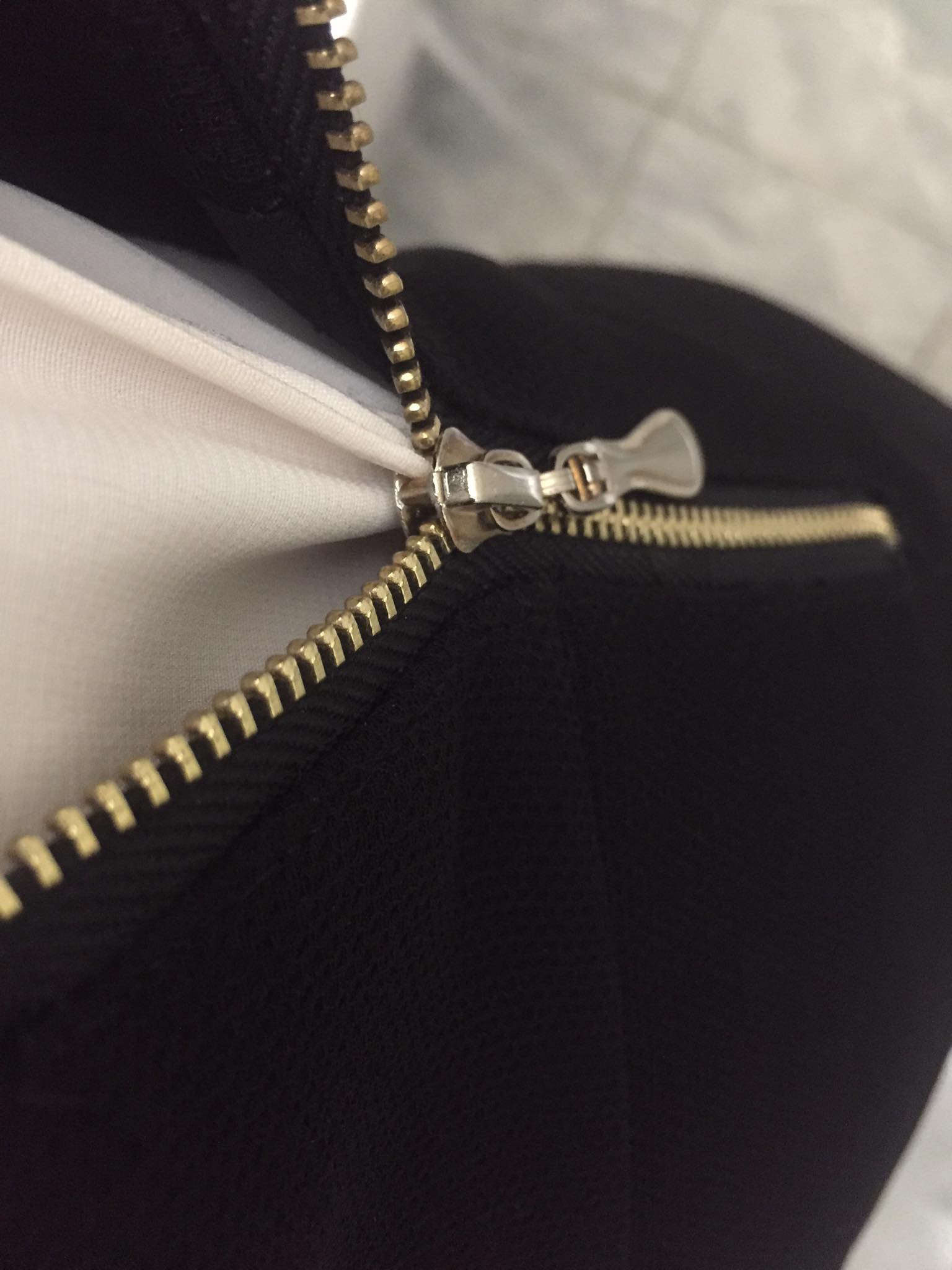 Kẹt áo sơ mi vào khóa váy jupe, cô nàng công sở nhanh trí nghĩ ra cách xử lý khiến tất thảy chị em đều câm nín-1