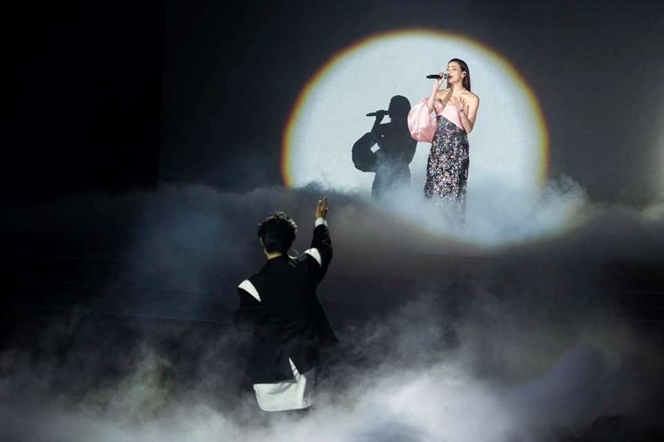 Đụng hàng đầm cúp ngực, Hồ Ngọc Hà lấn át Thanh Hằng nhờ vòng 1 căng đét-4