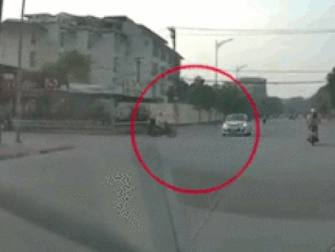 Lao như ‘tên bắn’ qua ngã tư, xe máy đâm ngang xe của chiến sĩ cảnh sát