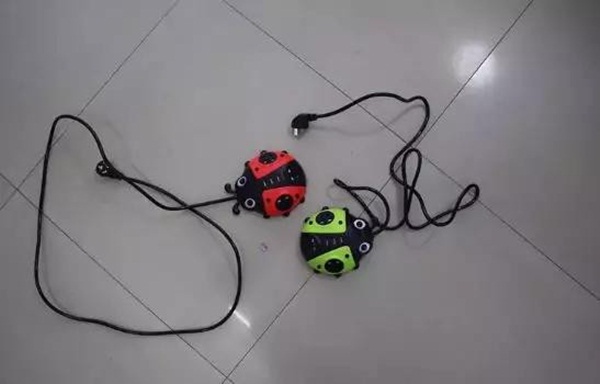 Tìm thấy ổ cắm điện trước cửa nhà, bà mẹ 1 con mang về dùng suốt 1 tháng trời mà không biết đã rơi vào bẫy của kẻ biến thái-1