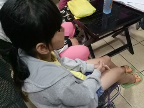 Mẹ của bé gái 10 tuổi nghi bị hiếp dâm tập thể: Nó dẫn con tôi qua nhà trọ cùng với 3 đứa khác rồi thay phiên nhau làm bậy-2