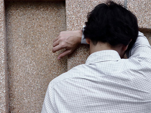 Ra mở cửa cho tôi với bộ dạng xộc xệch, cúc áo cài lệch, cô hàng xóm vẫn chày cối thanh minh trong sạch, còn chồng tôi tay cầm bát chè đậu đen run rẩy-3