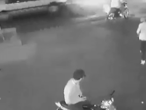 CLIP: Giật điện thoại không thành còn quay lại rút dao dọa, tên cướp bị người đàn ông