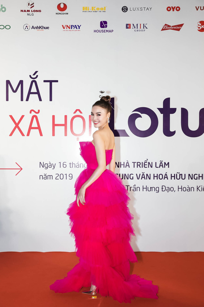 Đụng hàng với nữ ca sĩ Bảo Anh, Ninh Dương Lan Ngọc chỉ nhờ chi tiết điểm xuyết này mà trở thành nữ hoàng thảm đỏ Lotus-2