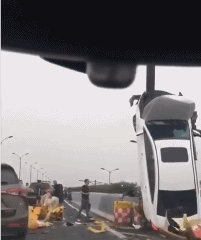 Lái xe trong tình trạng say xỉn, nghi có dùng ma túy, nữ tài xế gây tai nạn với chiếc xe dựng đứng khó tin, dân mạng lắc đầu ngao ngán-2