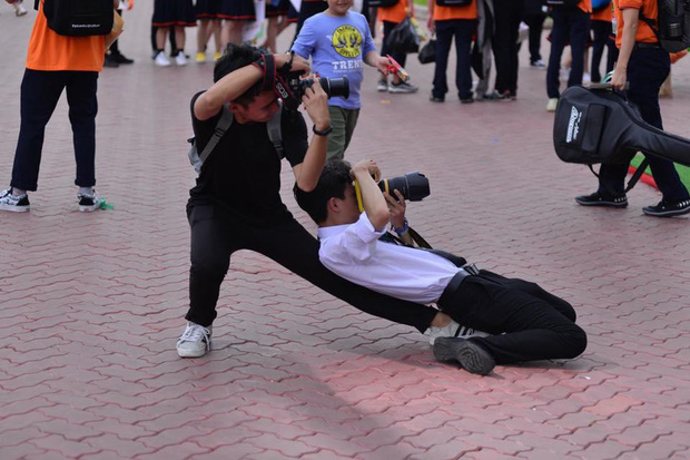 Tạo dáng đỉnh cao như vũ công ba lê” lúc tác nghiệp chụp ảnh, hai nam sinh khiến dân mạng cười bò-1