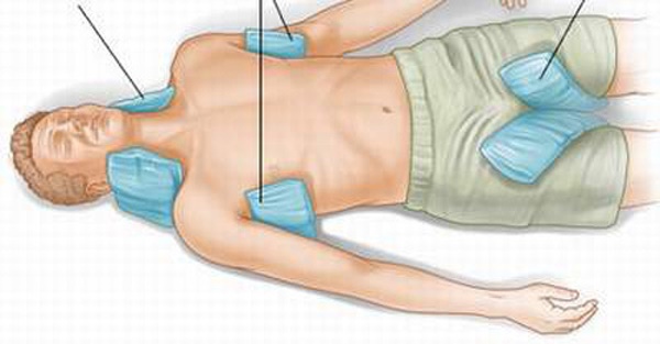 Bác sĩ nói lý do bé 3 tuổi bị bỏ quên trên xe đưa đón thoát chết-3