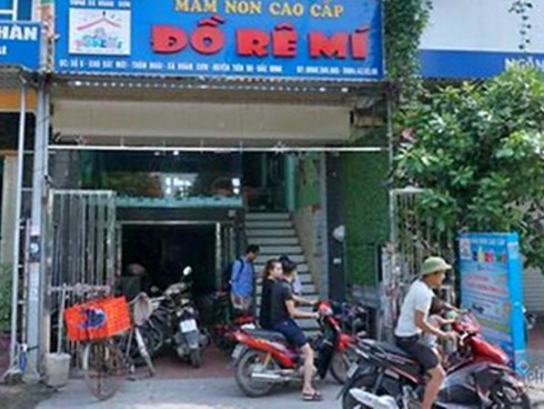 Bác sĩ nói lý do bé 3 tuổi bị bỏ quên trên xe đưa đón thoát chết