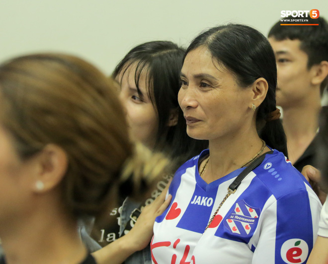 Bố Văn Hậu khóc nức nở tiễn con trai sang Hà Lan, Bùi Tiến Dũng rớt nước mắt chia tay cậu em cùng phòng-2