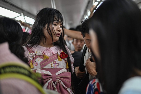 Người chuyển giới đánh cược mạng sống với thuốc chợ đen, tự phẫu thuật-1